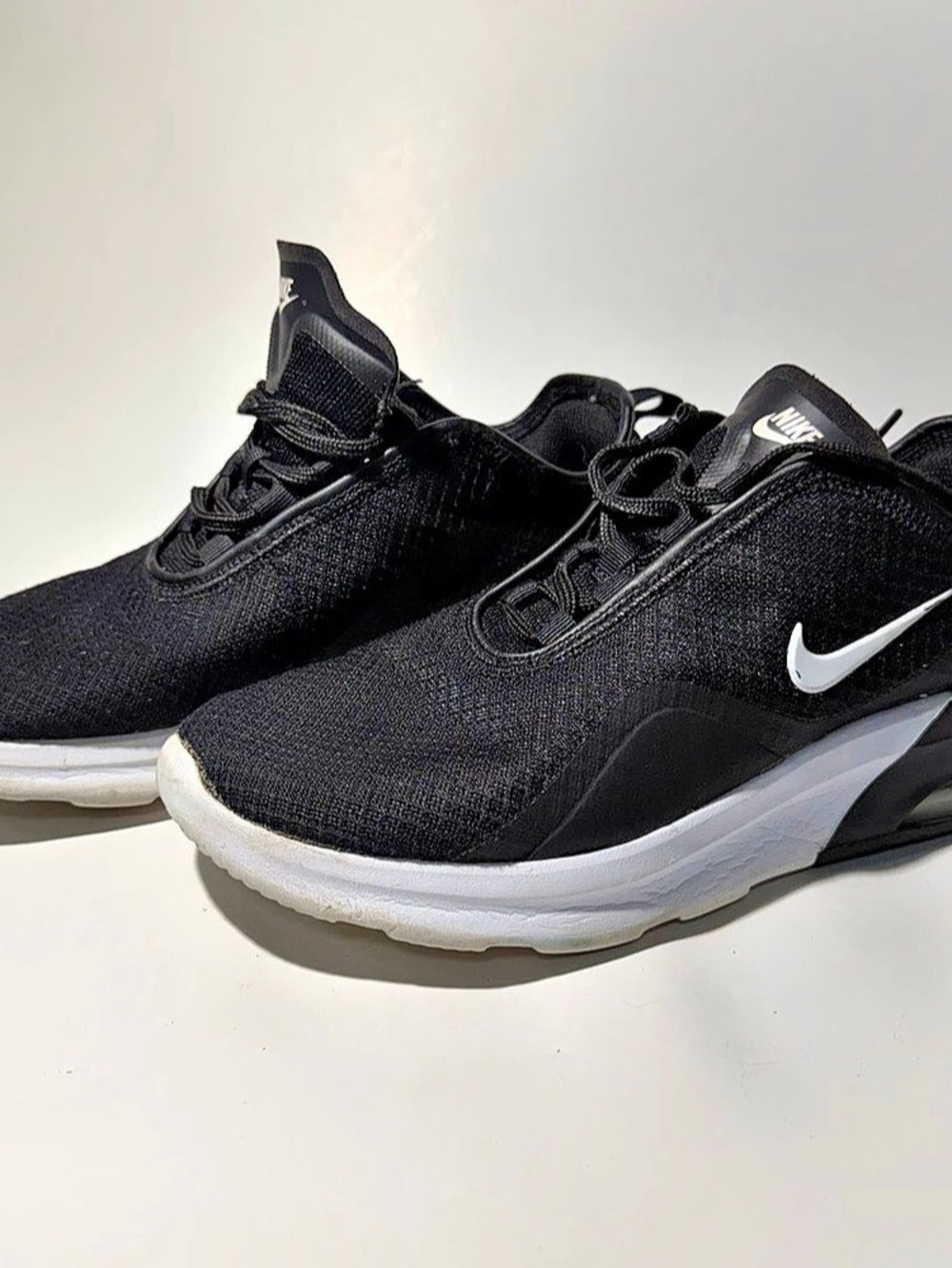 Nike Air Max Bella TR 2 Black & White US 7 Athletic Shoes